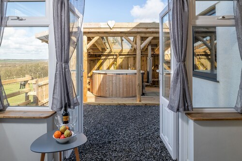 Willow Cottage -  a hot tub that sleeps 2 guests  in 1 bedroom