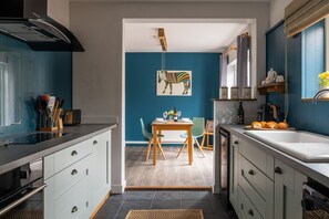 Geladeira, micro-ondas, fogão, lava-louças