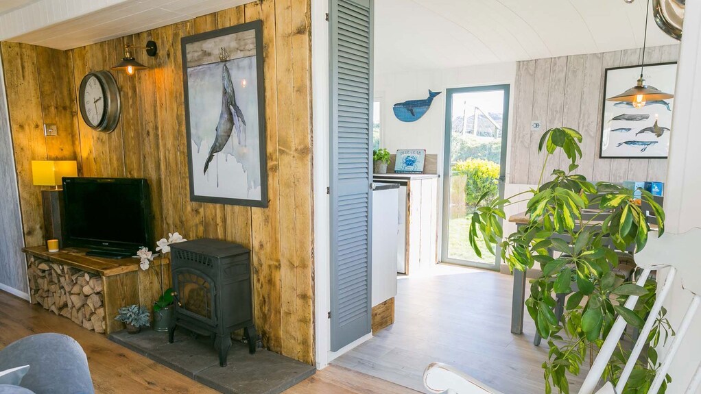 Easter Cabin - A Remote That Sleeps 4 Guests In 2 Bedrooms - Anglesey