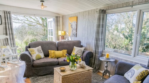 Easter Cabin -  a remote that sleeps 4 guests  in 2 bedrooms