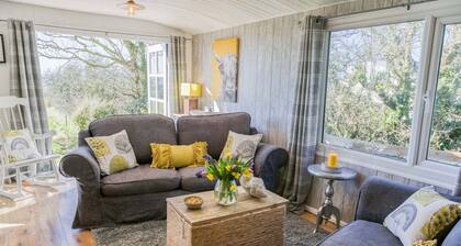 Easter Cabin - a remote that sleeps 4 guests in 2 bedrooms