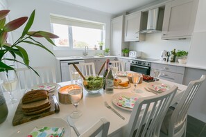 Fridge, microwave, oven, dishwasher - Mornant - a coastal that sleeps 6 guests in 3 bedrooms (Trearddur Bay)