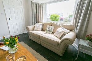 TV - Mornant - a coastal that sleeps 6 guests in 3 bedrooms (Trearddur Bay)