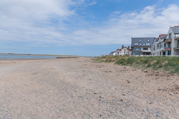 On the beach - Glandwr -  an on the beach that sleeps 7 guests  in 3 bedrooms (Rhosneigr)
