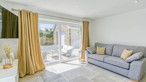 Televisión, chimenea y futbolito 