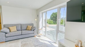 Televisión, chimenea y futbolito 