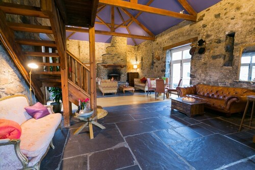 Tal Y Bont Uchaf Courtyard -  a dog that sleeps 18 guests  in 6 bedrooms