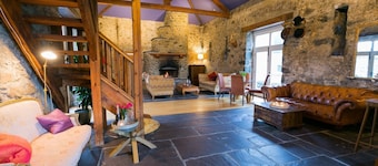 Tal Y Bont Uchaf Courtyard - a dog that sleeps 18 guests in 6 bedrooms