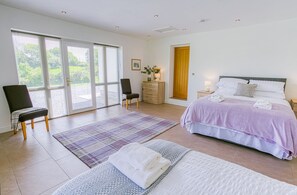 4 habitaciones, tabla de planchar con plancha y cuna de viaje 