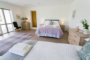 4 habitaciones, tabla de planchar con plancha y cuna de viaje 