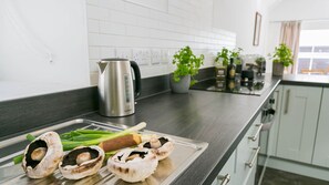 Kühlschrank, Mikrowelle, Ofen, Geschirrspüler