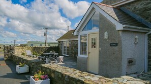 Outdoor dining - Efail Penrhyn -  an on the beach that sleeps 6 guests  in 3 bedrooms (Llanfwrog)