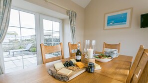 Dining - Efail Penrhyn -  an on the beach that sleeps 6 guests  in 3 bedrooms (Llanfwrog)