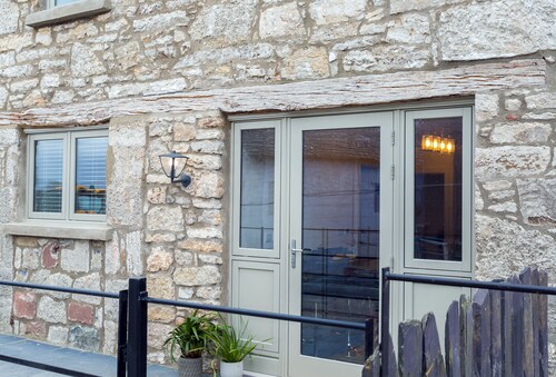 Gwel y Fenai -  a coastal that sleeps 4 guests  in 2 bedrooms