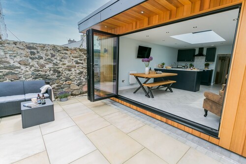 Cae Coch -  a dog that sleeps 6 guests  in 3 bedrooms