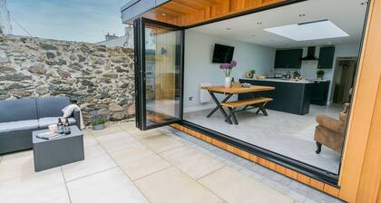 Cae Coch - a dog that sleeps 6 guests in 3 bedrooms