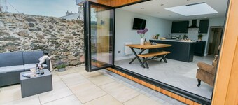 Cae Coch - a dog that sleeps 6 guests in 3 bedrooms