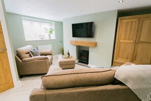 TV - Cae Coch -  a dog that sleeps 6 guests  in 3 bedrooms (Newborough)