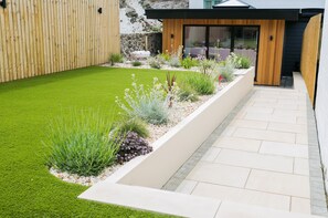 Property grounds - Cae Coch -  a dog that sleeps 6 guests  in 3 bedrooms (Newborough)