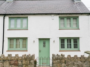 Exterior - Cae Coch -  a dog that sleeps 6 guests  in 3 bedrooms (Newborough)