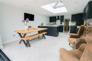 Interior - Cae Coch -  a dog that sleeps 6 guests  in 3 bedrooms (Newborough)