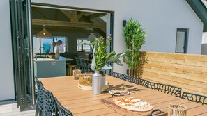 Outdoor dining - Brig y Don - a sea view that sleeps 8 guests in 4 bedrooms (Rhosneigr)