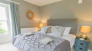 5 bedrooms, iron/ironing board, travel cot, free WiFi - Llangwyfan Isaf -  a coastal that sleeps 8 guests  in 5 bedrooms (Aberffraw)