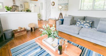 The Moorings - a sea view that sleeps 4 guests in 2 bedrooms