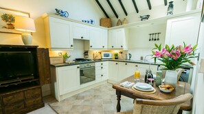 Mikrobølgeovn, ovn, oppvaskmaskin og høy barnestol