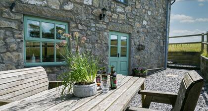 Ty Gwair - a cosy fire that sleeps 4 guests in 2 bedrooms