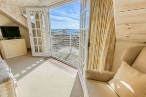TV, fireplace - Pen y Graig -  an on the beach that sleeps 10 guests  in 5 bedrooms (Rhoscolyn)