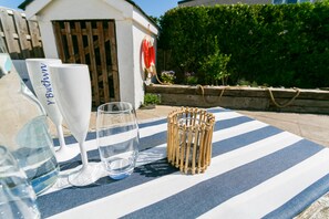 Terrace/patio - Y Bwthyn -  a dog that sleeps 6 guests  in 3 bedrooms (Rhosneigr)