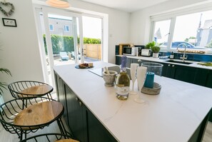 Dining - Y Bwthyn -  a dog that sleeps 6 guests  in 3 bedrooms (Rhosneigr)