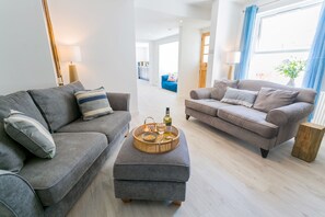 TV - Y Bwthyn -  a dog that sleeps 6 guests  in 3 bedrooms (Rhosneigr)