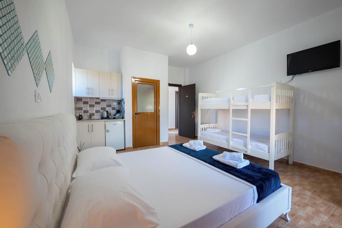 Chambre Quadruple, vue mer | Bureau, Wi-Fi gratuit, draps fournis