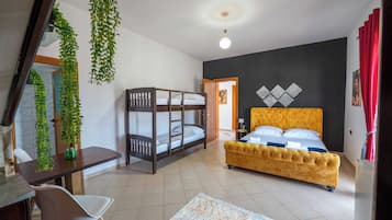 Meja kerja, Wi-Fi gratis, dan seprai linen