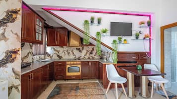 Desk, free WiFi, bed sheets