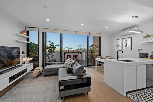 StayCentral - Northcote Townhouse with Study - Campbell Grove, Northcote - 2 Bedrooms, 3 Beds, 2 Bathrooms, 1 secure undercover parking spot.