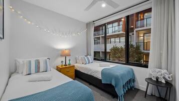 2 bedrooms, desk, WiFi