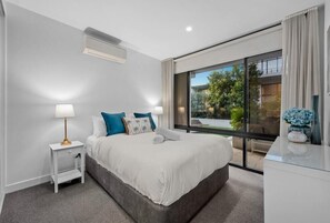 2 bedrooms, desk, WiFi - StayCentral - Northcote Townhouse with Study - Campbell Grove, Northcote - 2 Bedrooms, 3 Beds, 2 Bathrooms, 1 secure undercover parking spot. (Northcote)