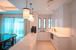 Villa exclusiva | Cocina privada | Refrigerador con congelador, microondas, horno y parrilla de estufa 