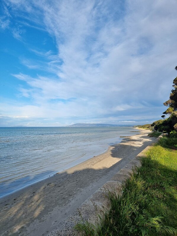 Beach nearby, sun-loungers - Beach House with Parents Retreat (Rye)