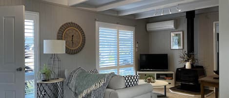 Smart-TV, Kamin, Bücher