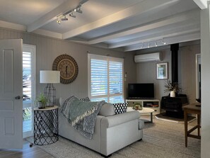 Smart TV, fireplace, books - Beach House with Parents Retreat (Rye)