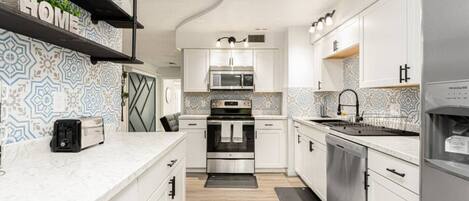 Kühlschrank, Mikrowelle, Ofen, Herdplatte