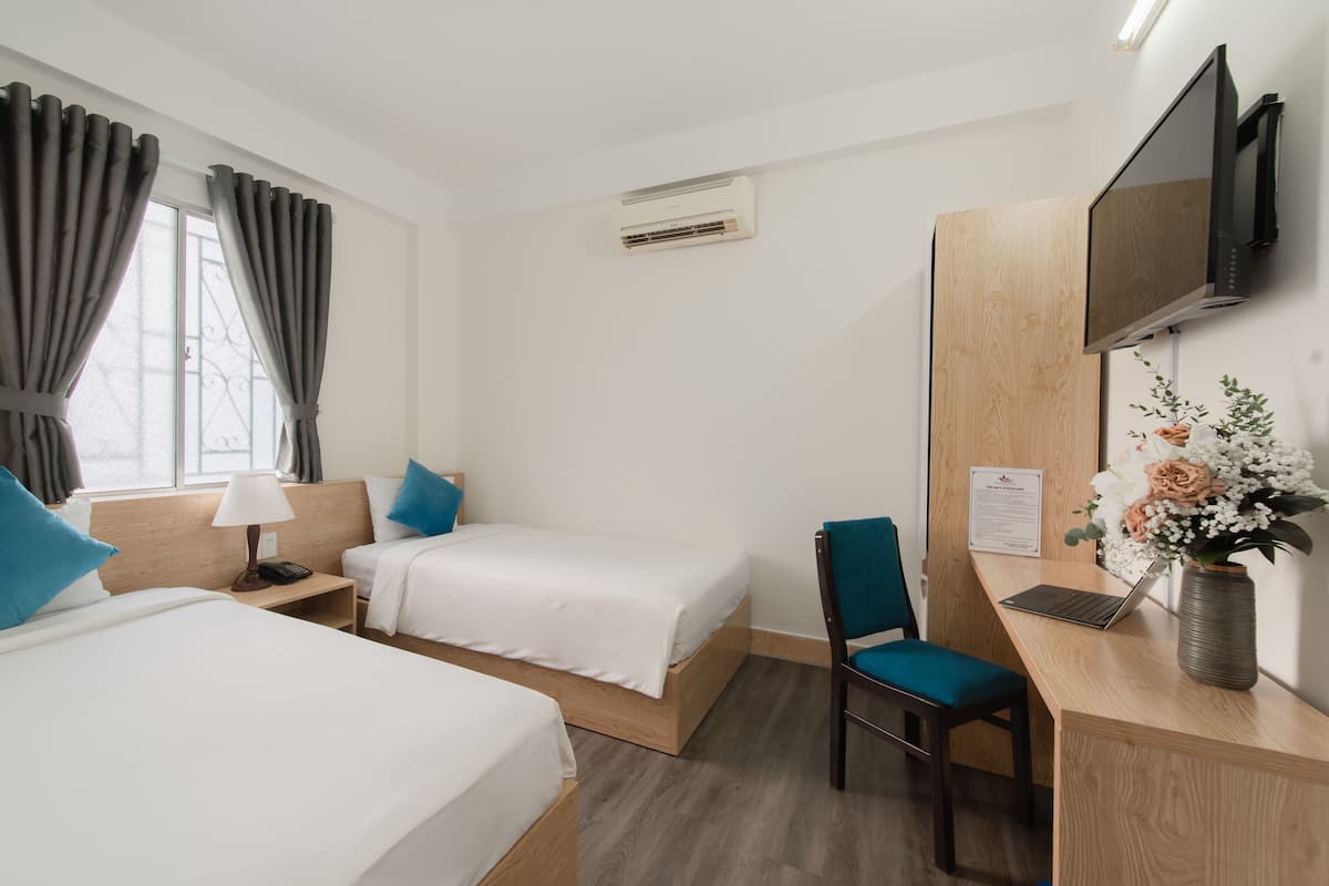 Basic Twin Room | In-room safe, desk, blackout curtains, iron/ironing board