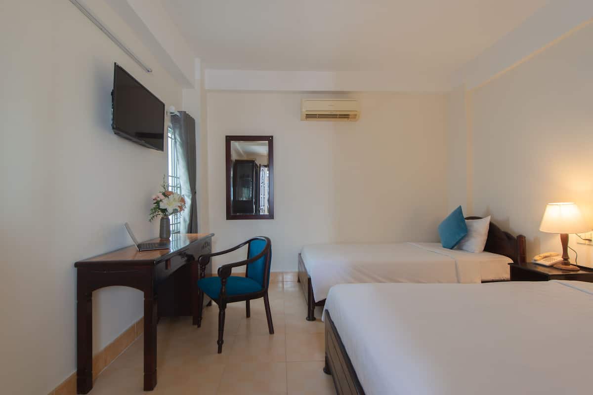 Basic Triple Room | In-room safe, desk, blackout curtains, iron/ironing board