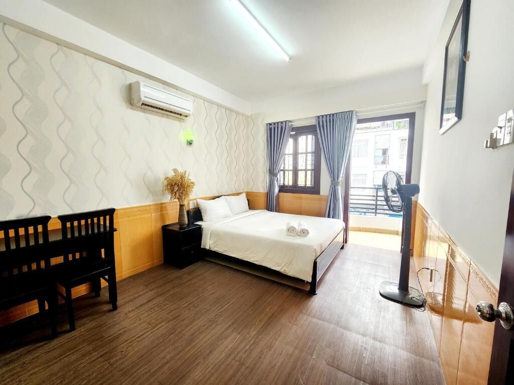 Studio with Balcony | In-room safe, desk, blackout drapes, iron/ironing board