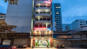 Ett hotell med flera våningar, ett iögonfallande skylt med texten ”Starlight Hotel” och en butik som säljer smycken, ”Princess Jewelry”, på bottenvåningen.
