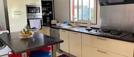 ثلاجة، ميكروويف، فرن، موقد طهي مسطح